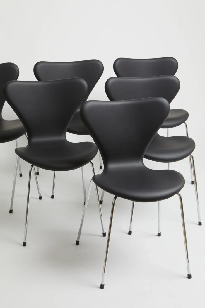 3107 Sort semi anilin – Arne Jacobsen originale stel. Kontorstole