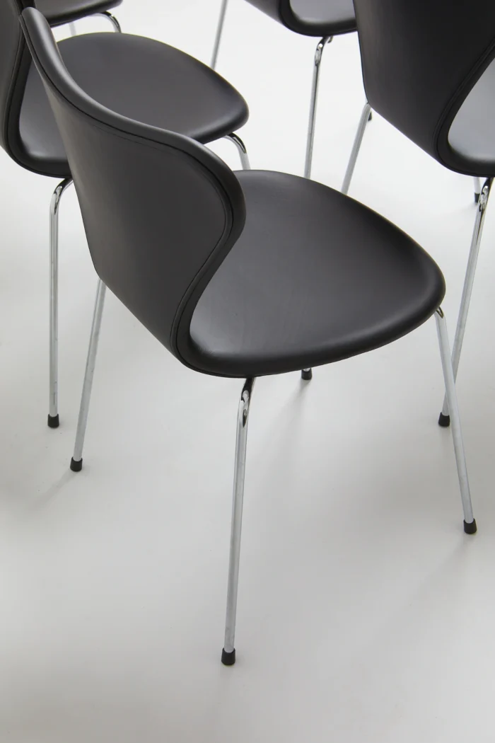 3107 Sort semi anilin – Arne Jacobsen Kontorstole