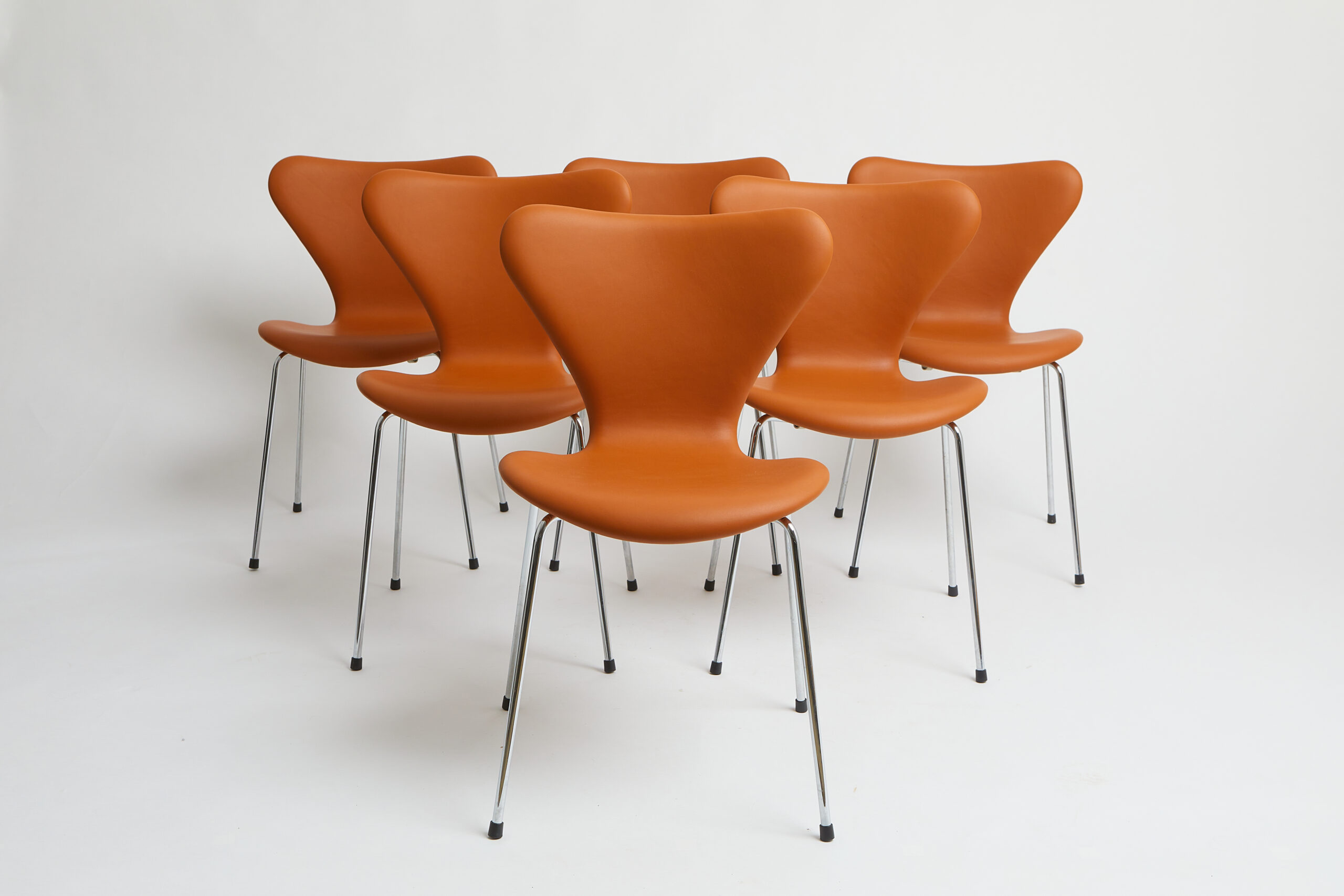 3107 brandy semi anilin  – Arne Jacobsen Kontorstole