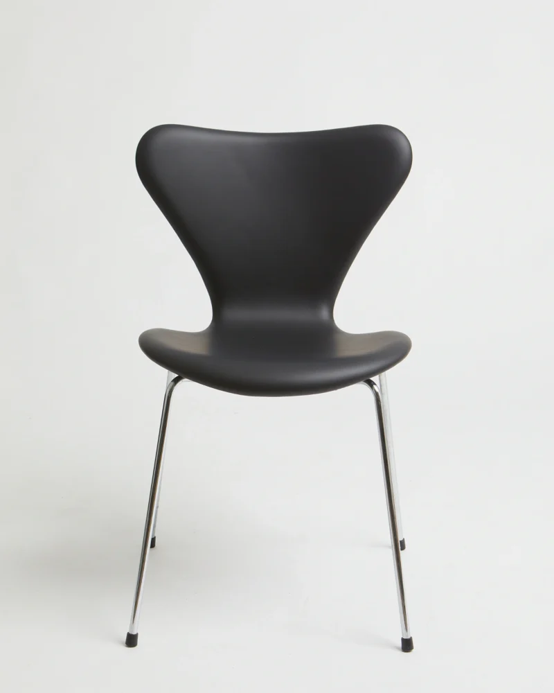 3107 Sort semi anilin – Arne Jacobsen originale stel.