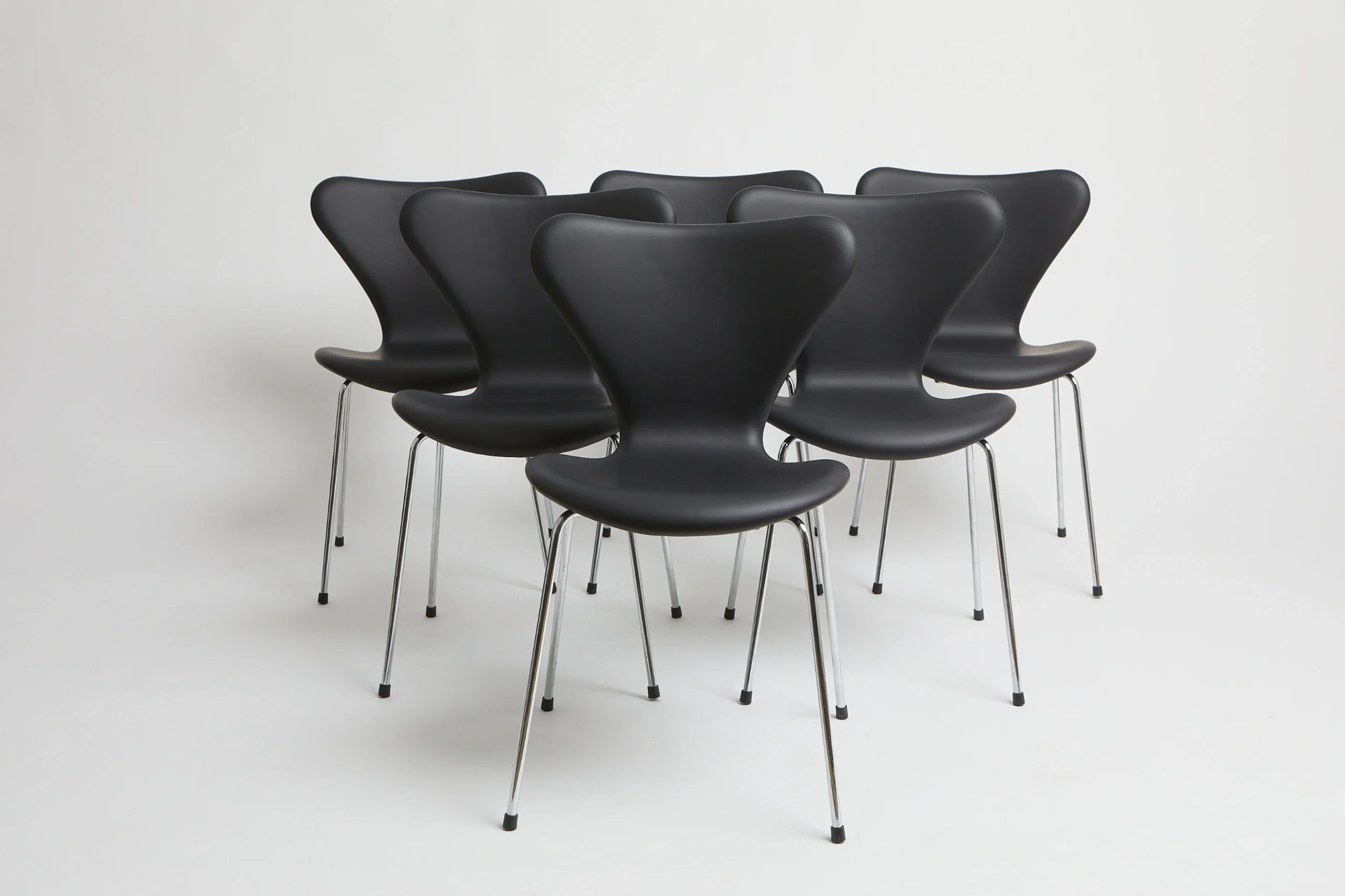 3107 Sort semi anilin – Arne Jacobsen originale stel. Kontorstole