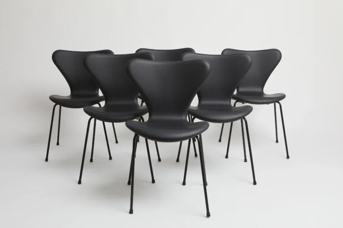 3107 Sort semi anilin med sort stel – Arne Jacobsen (6) Møbler