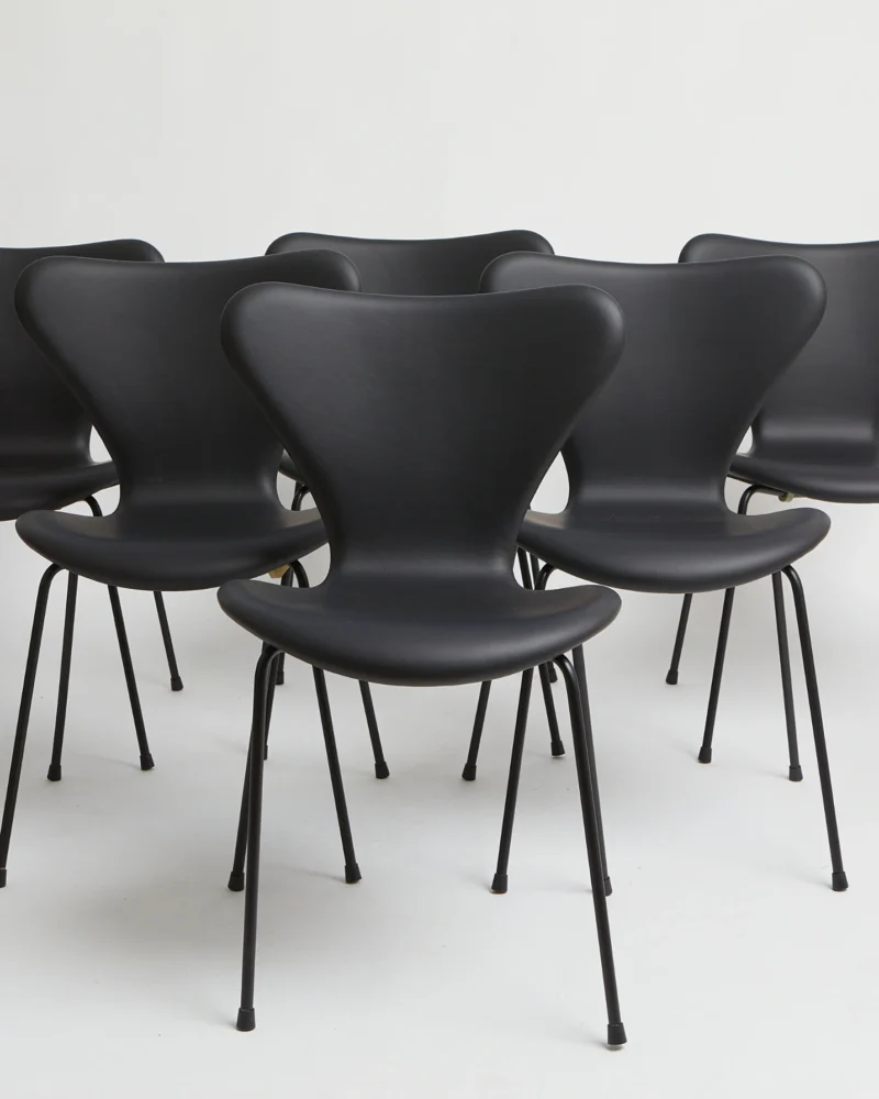 3107 Sort semi anilin med sort stel – Arne Jacobsen (6)