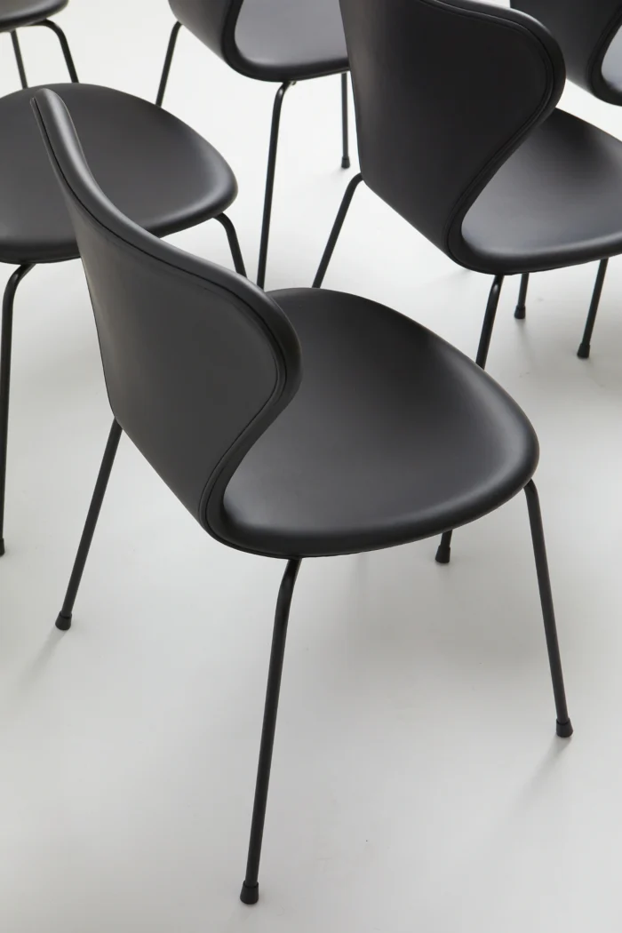 3107 Sort semi anilin med sort stel – Arne Jacobsen (6) Møbler