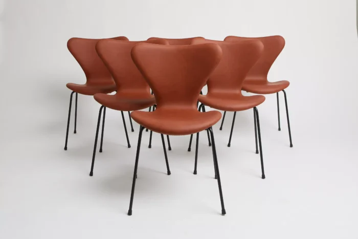 3107 brandy semi anilin med sort stel – Arne Jacobsen (6) Møbler