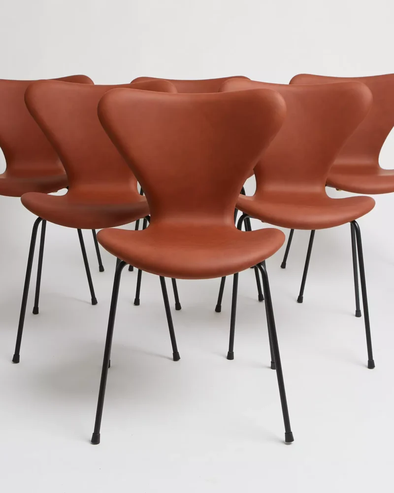 3107 brandy semi anilin med sort stel – Arne Jacobsen (6)