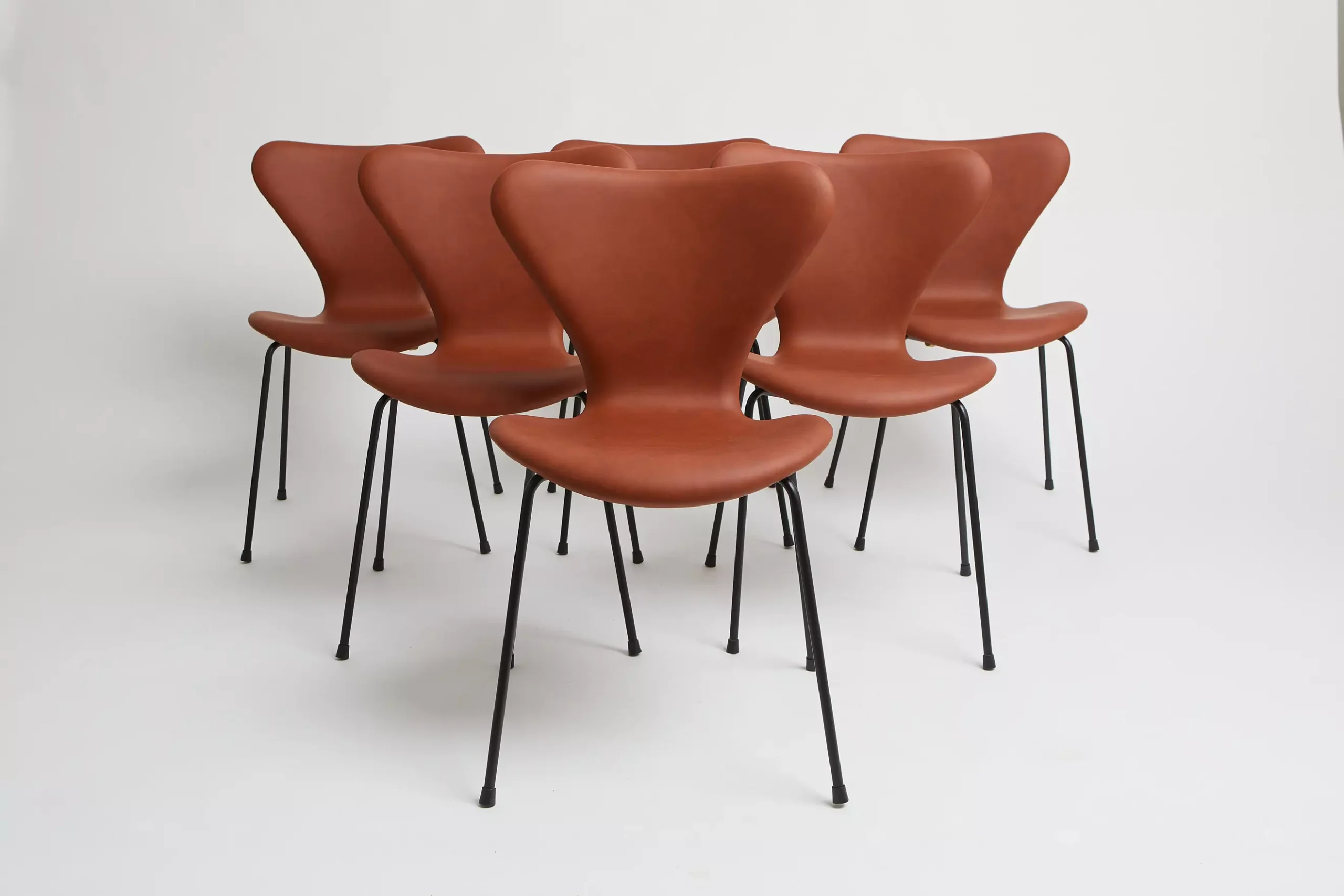 3107 brandy semi anilin – Arne Jacobsen (6) Møbler