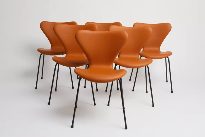 3107 Cognac semi anilin med sort stel – Arne Jacobsen (6) Møbler