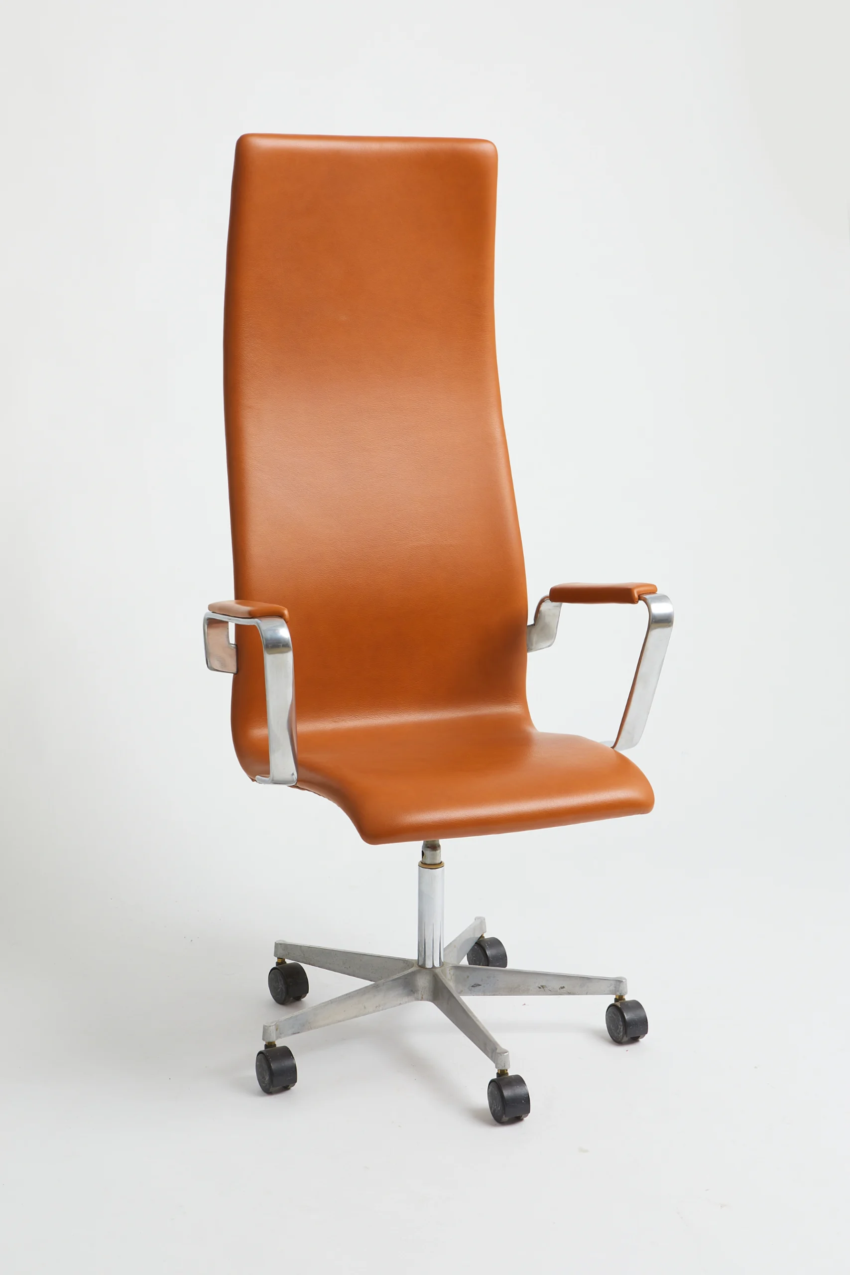 3207 cognac semi anilin – Arne Jacobsen Kontorstole