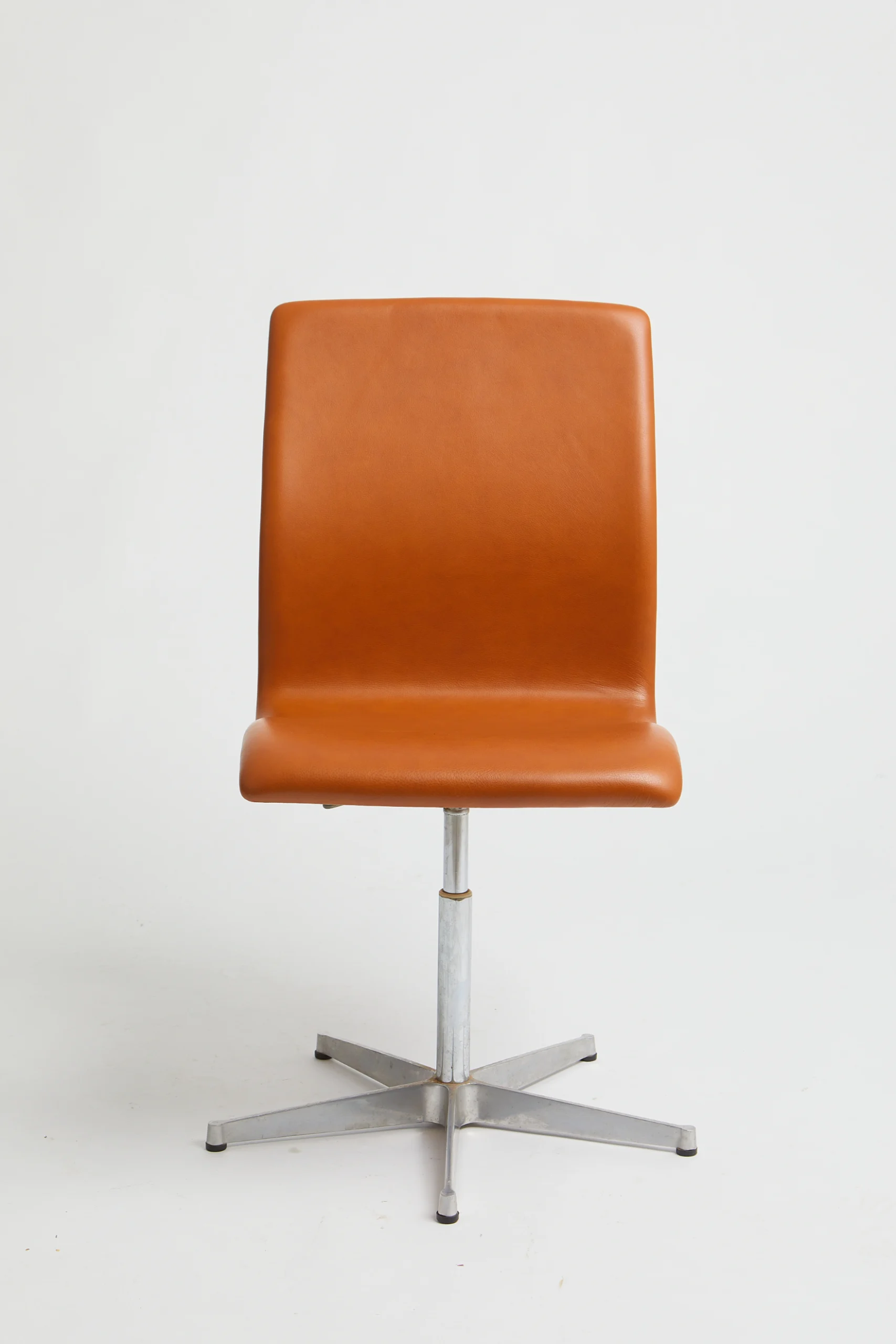 3107 Sort semi anilin – Arne Jacobsen Kontorstole